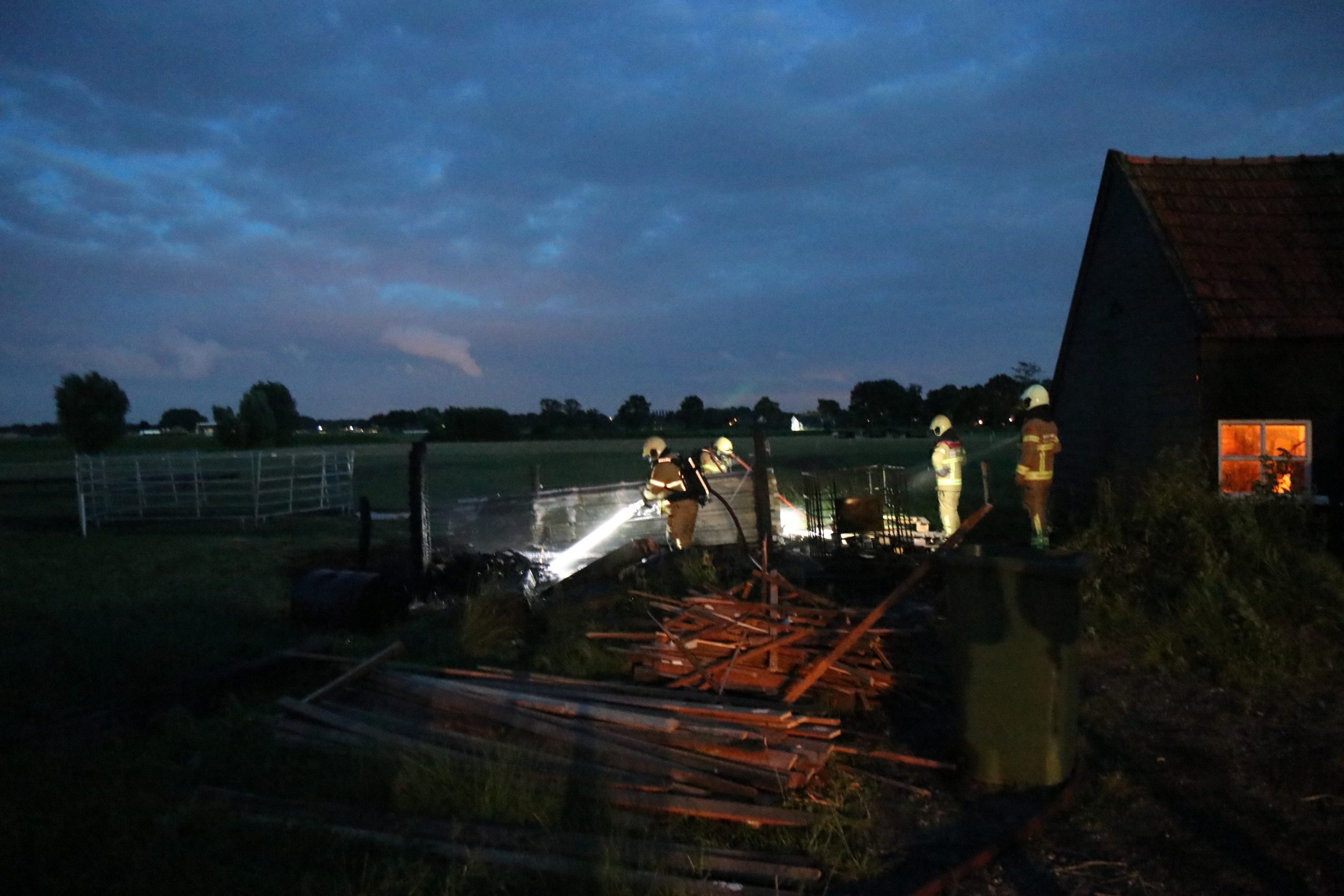 Schuur volledig uitgebrand op boerderij Knibbelweg in Doornspijk.